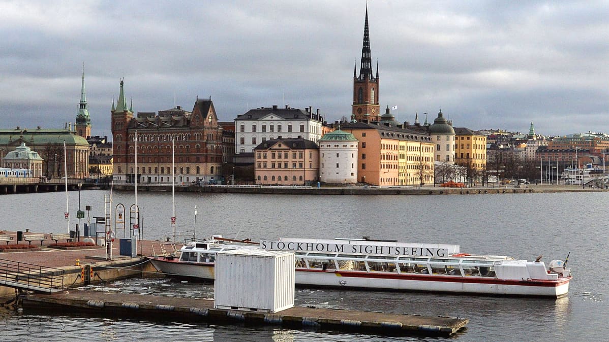 Maisema veden yli Tukholmassa.