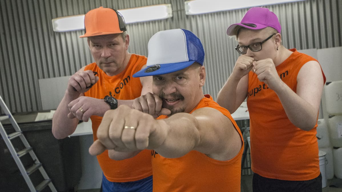 Joupet.com:in henkilökunta harrastamassa taukojumppaa.