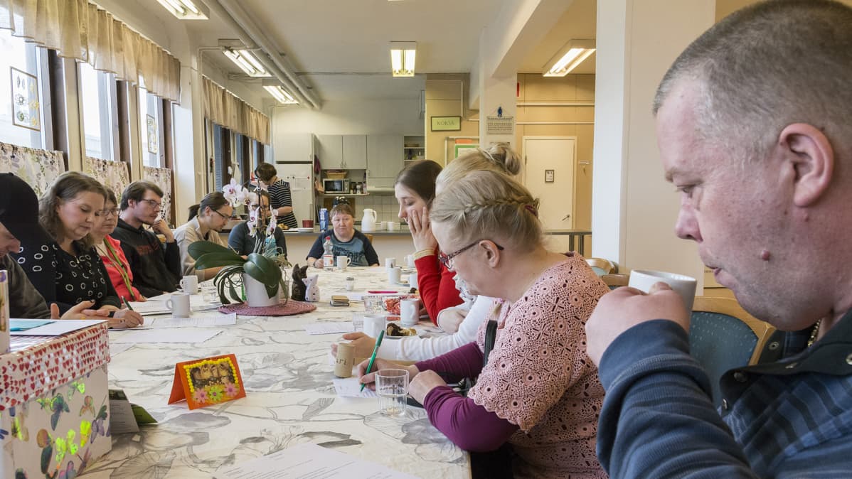 Kokous klubitalo Tönärissä.