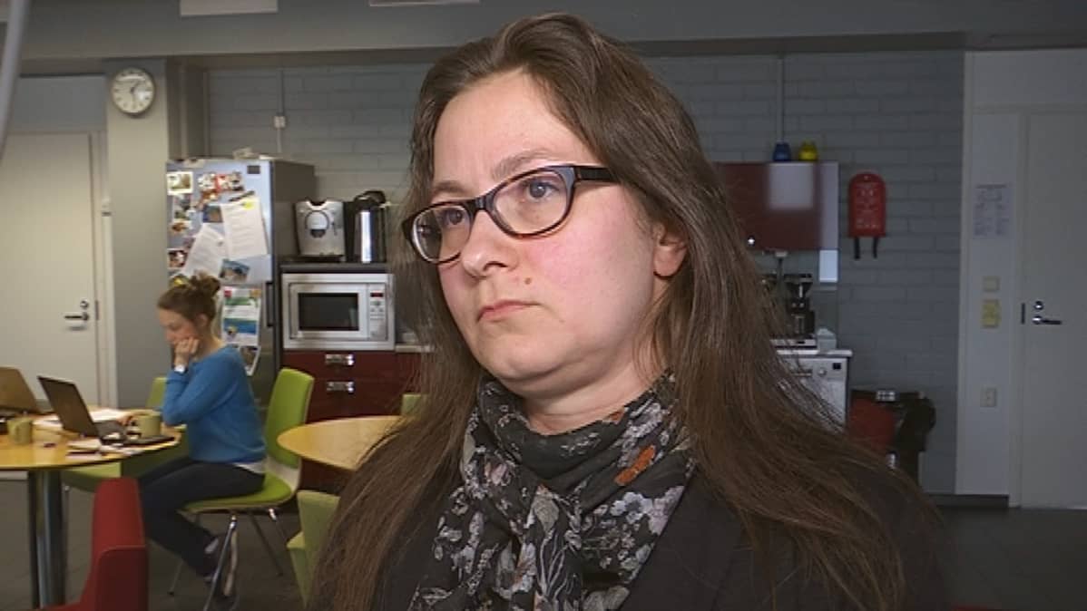 Maria Hakkarainen tutkimusryhmänsä jäsenen kanssa Matkailun tutkimus- ja koulutusinstituutin tiloissa.