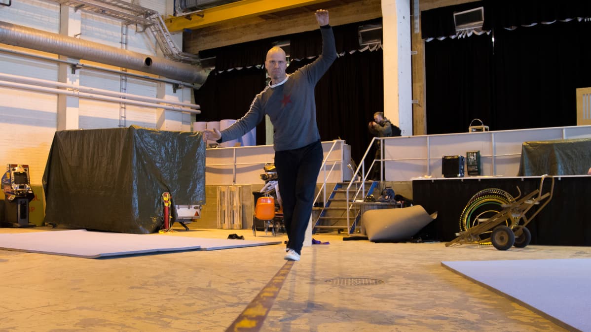 Mies tasapainoilee slacklinellä