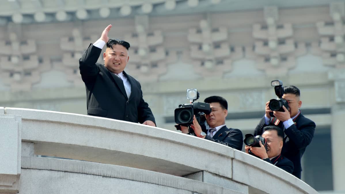Kim Jong-un vilkuttaa