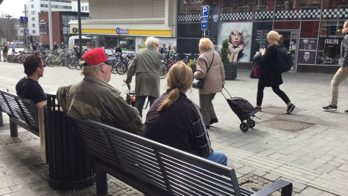 Nikolainkulman penkit houkuttelevat päihdeongelmaisia Asemakadulla.