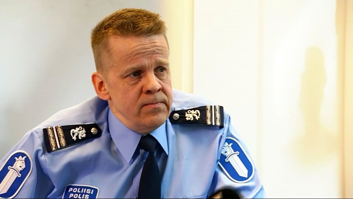 Komisario Jari Lindholm suosittelee soittamaan 112:n, jos päihde- ja huumeongelmaiset häritsevät kaupunkirauhaa.