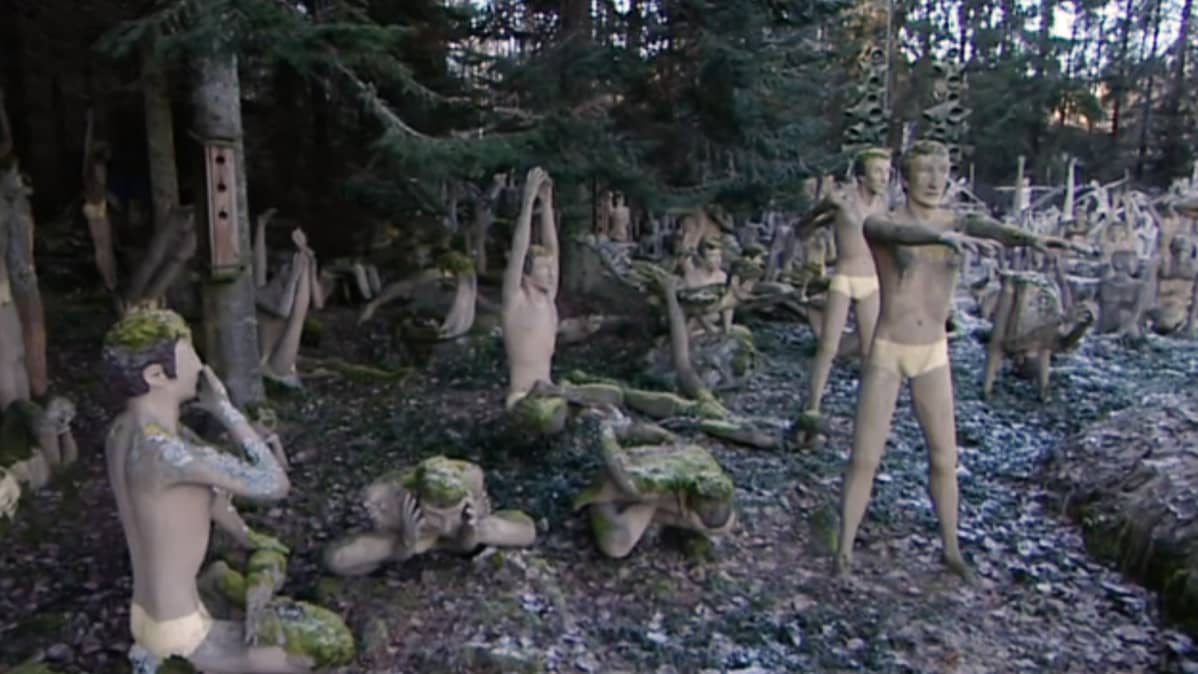 Veijo Rönkkösen patsaita.
