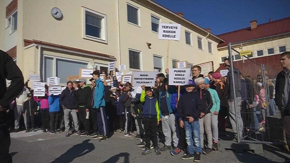 Laihian keskuskoulun pihalle oli kerääntynyt runsaasti lakkoilevia koululaisia ja heidän vanhempiaan.