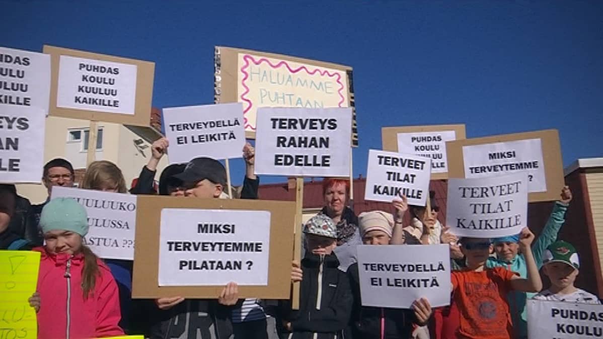 Koululaiset ja vanhemmat olivat tehneet kylttejä.