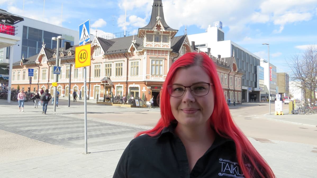 Ravintolapäällikkö Ada Mäntyharju näkee työpaikkansa ikkunoista kaupungin levottomuuksia.