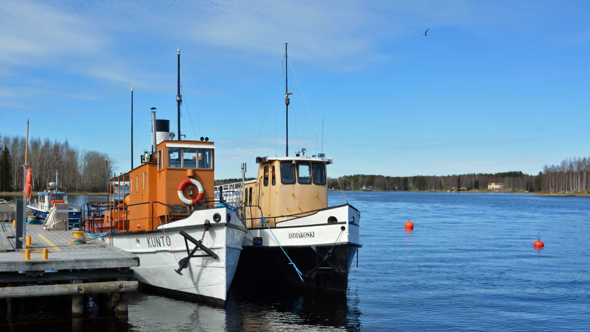 Kaksi vanhaa laivaa laiturissa.