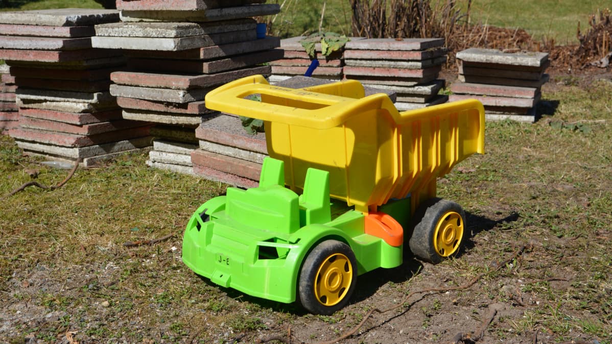 Kuorma-autolelu ulkona.