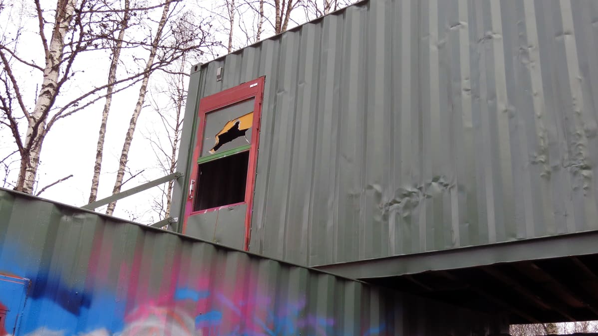 Ilkivallan tekijä on nähnyt vaivaa kiipeämäälä tuhoamaan myös ylimmät ikkunat