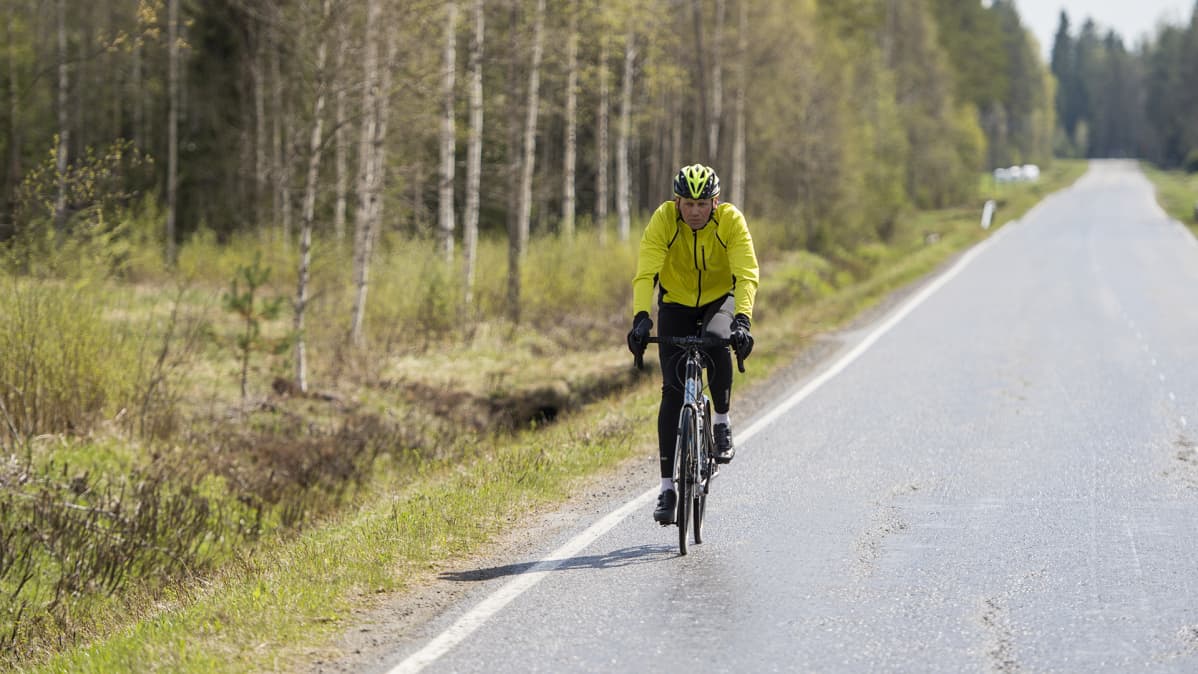 Heikki Mäkelä pyöräilee.
