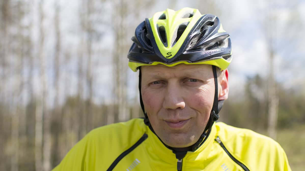 Heikki Mäkelä pyöräilyvarusteet yllään.