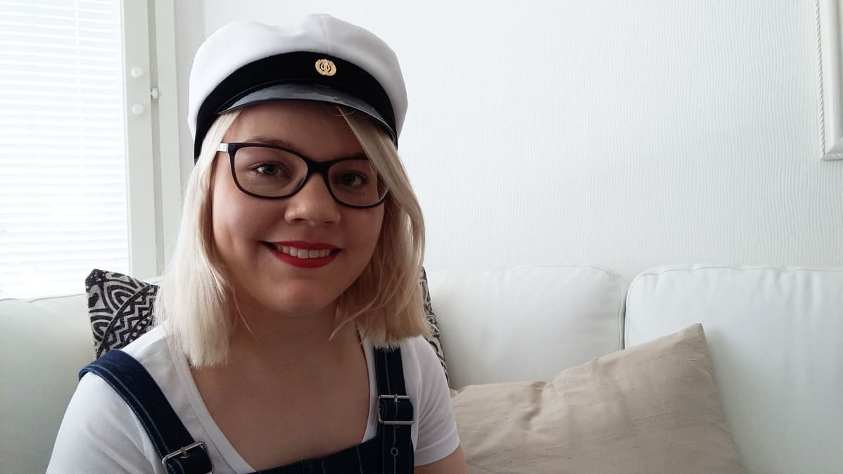 Elina Tytärniemi valkolakki päässä.