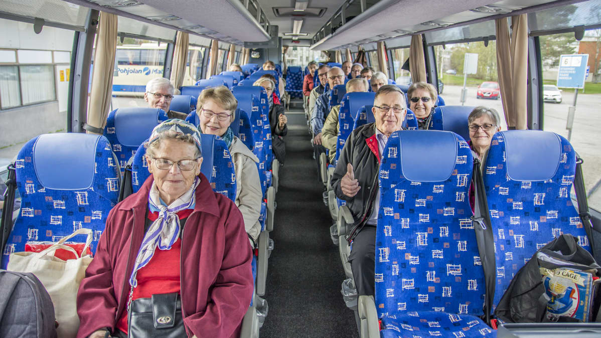 Bussissa retkikuntaa.