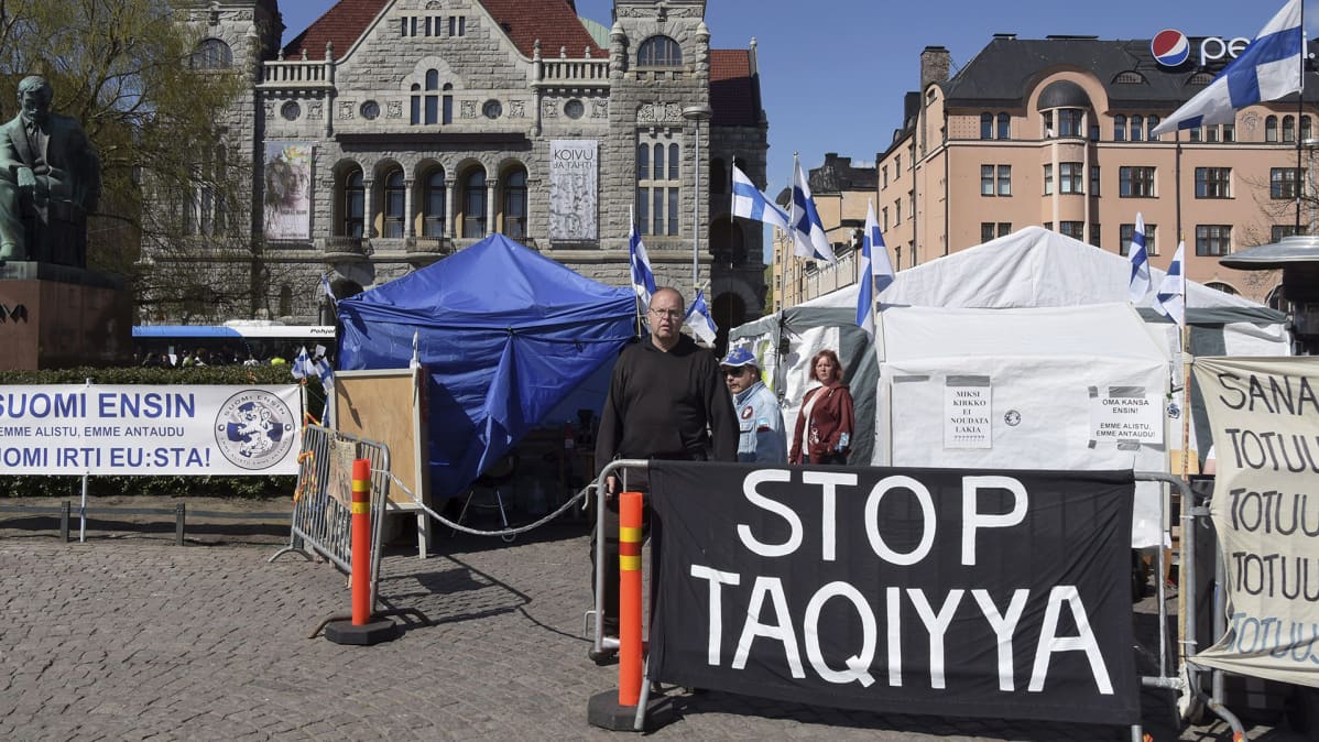 Maahanmuuttokielteinen Suomi ensin -mielenosoitusleiri Rautatientorilla.