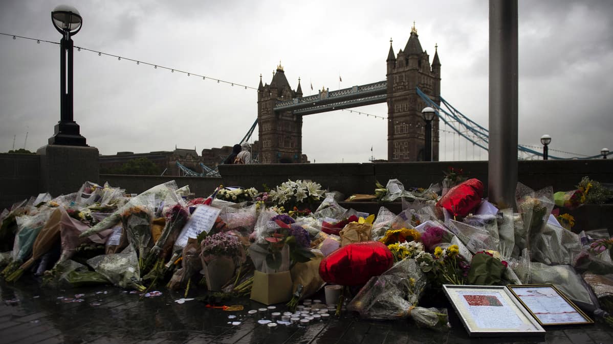 Kukkia London Bridgen edustalla Lontoossa.