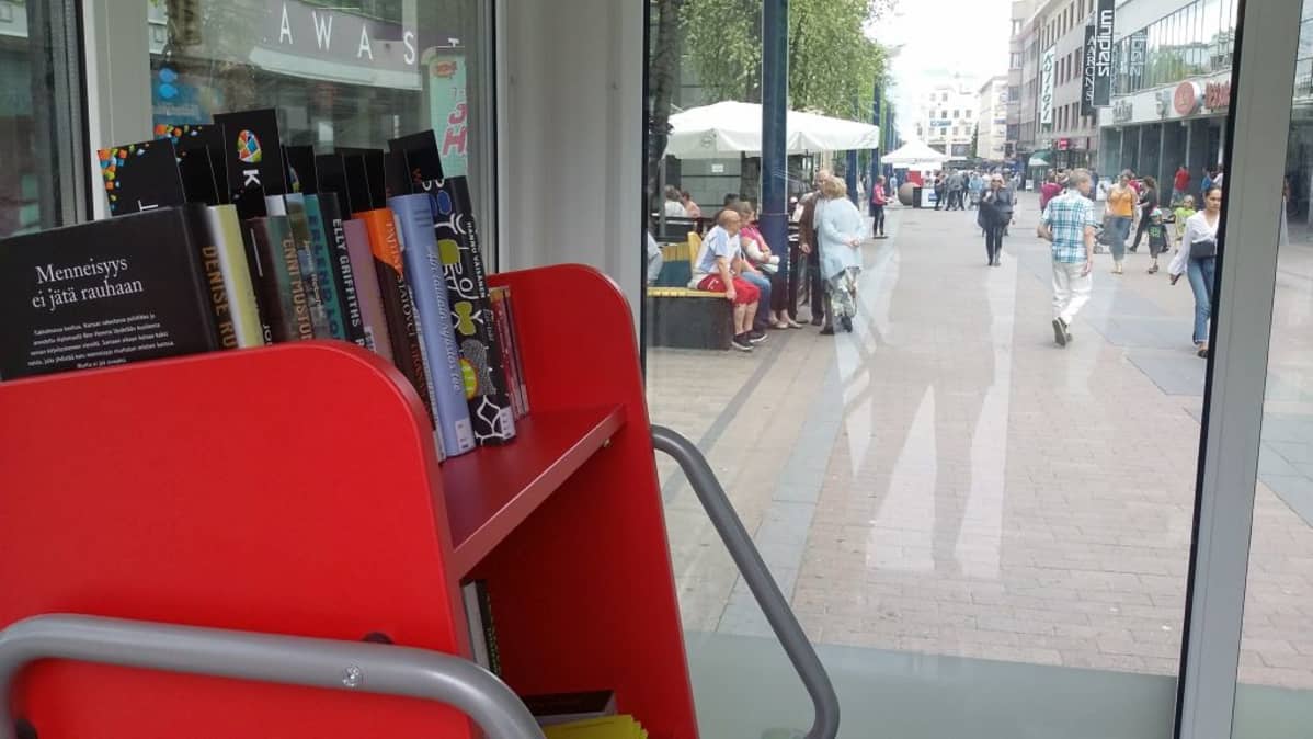 Konttikirjastossa kirjahylly Jyväskylän kävelykadulla.