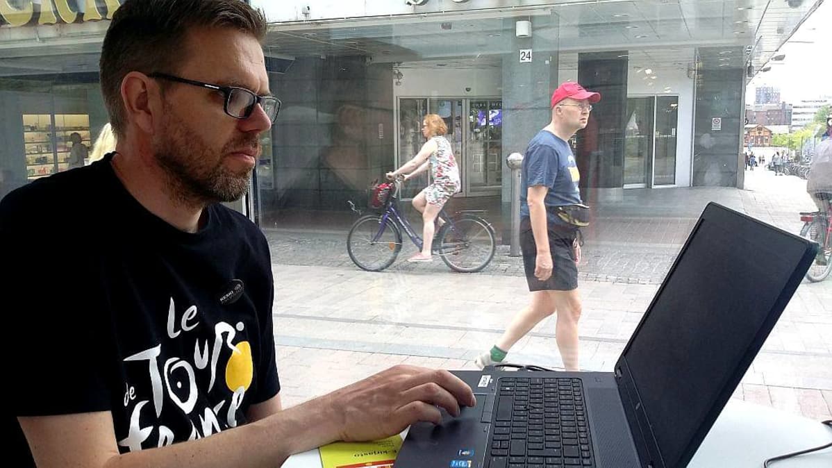 Mies katselee tietokonetta.