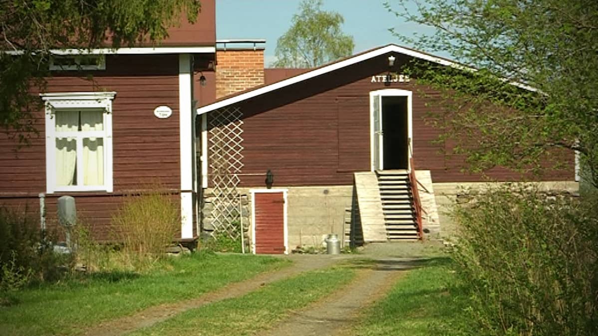 Sampo Kaikkosen ateljee-galleria on rakennettu vanhaan navettaan Seluskanjärven rannalle.