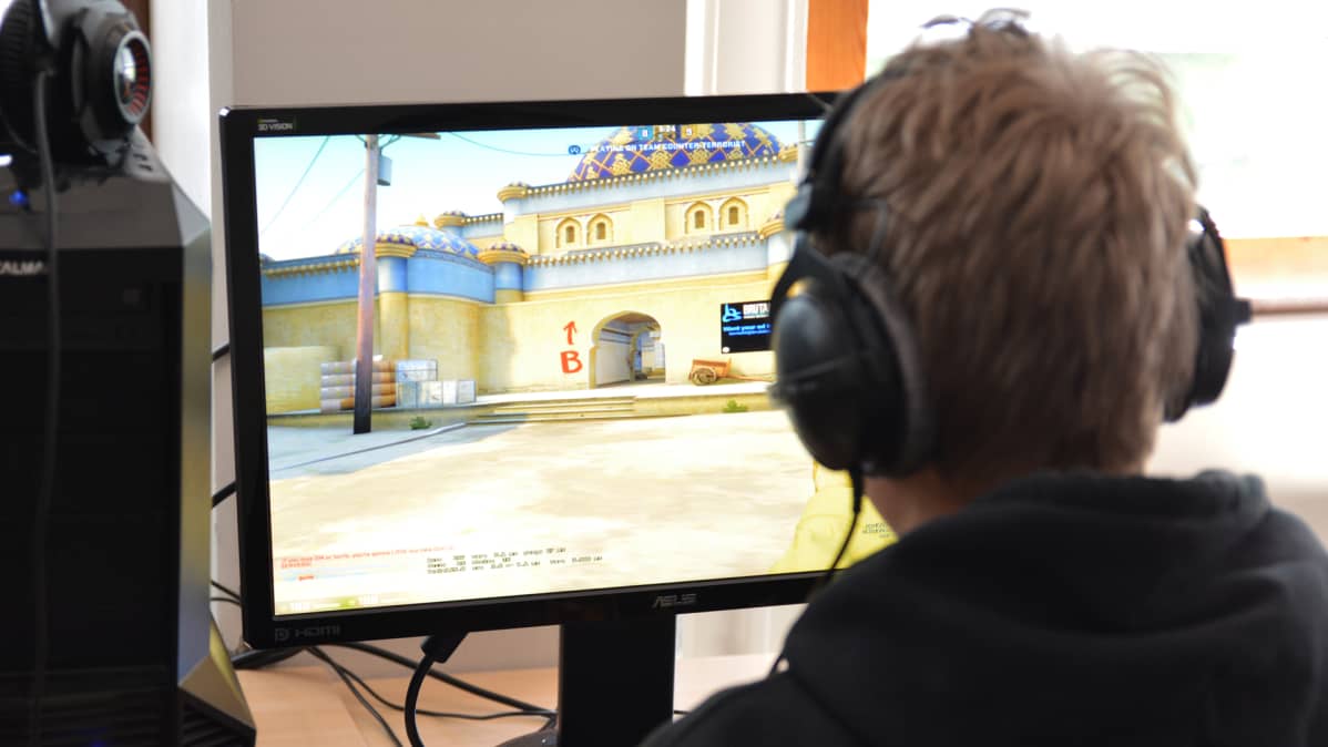 E-urheilija pelaamassa tietokonepeliä.