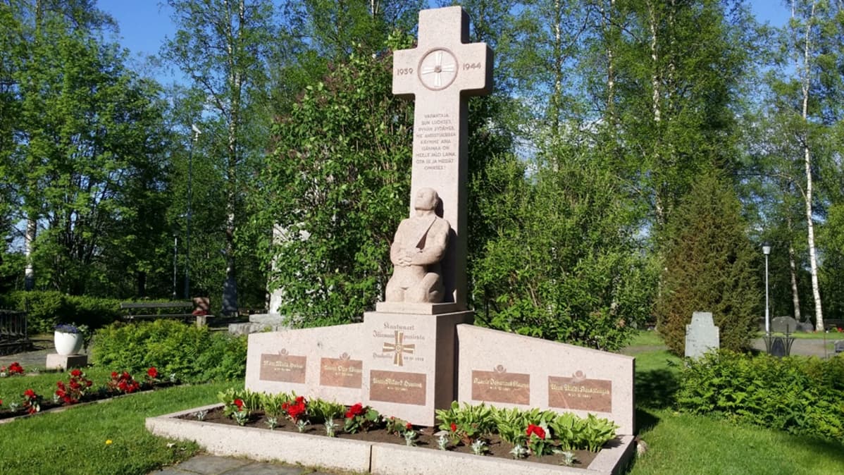 Sankarihaudan muistomerkki Kaustisella