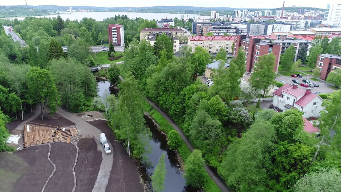 Ilmakuva Tourujoesta ja sen rannalla käynnissä olevista rakennustöistä.