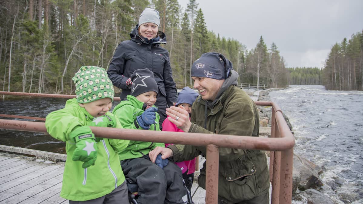 Kähköset naureskelevat Lentuankoskella.