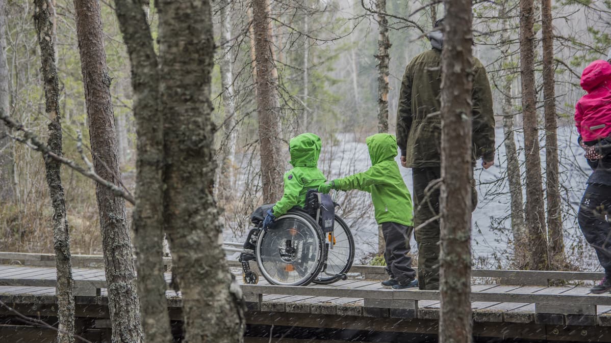Kaarle Kähkönen työntää Konstan pyörätuolia.