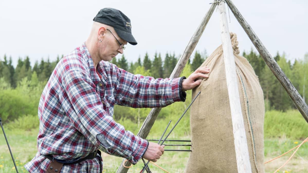 Jonatan Kokkonen irrottaa nuolta juuttisäkistä.