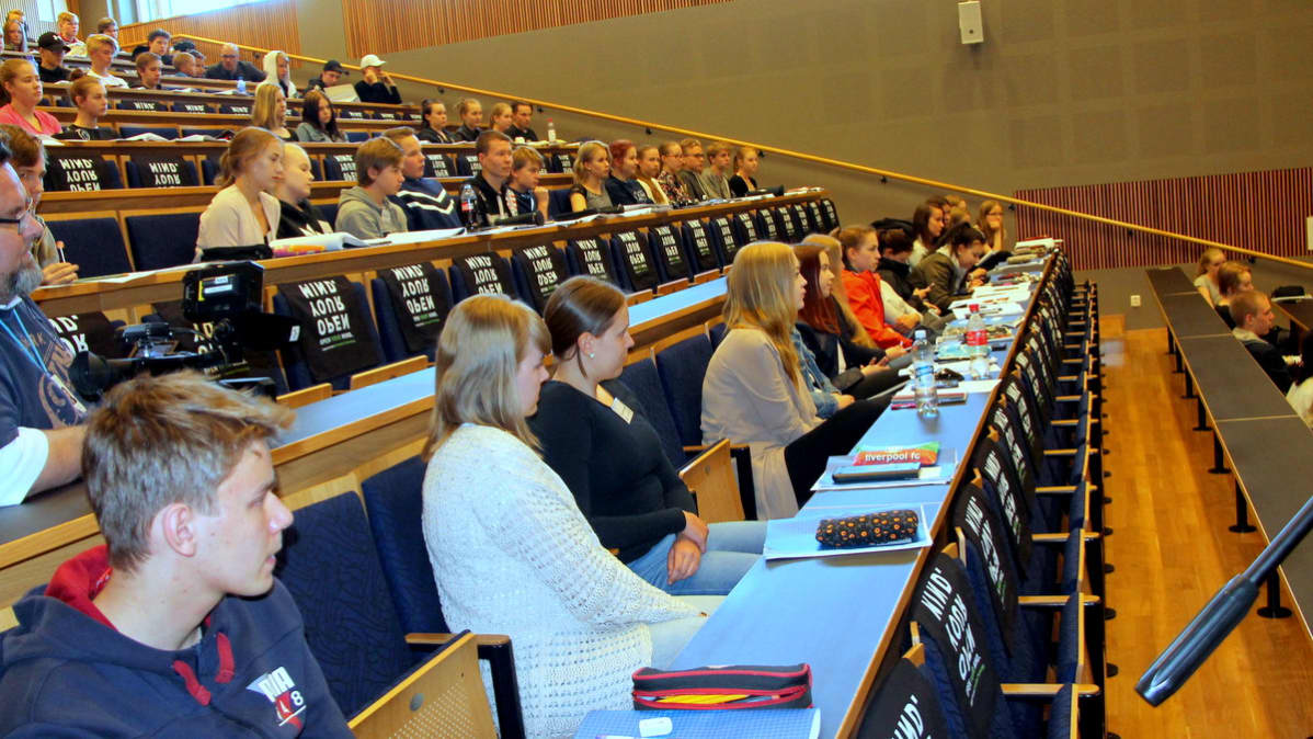 koululaiset opiskelemassa auditoriossa