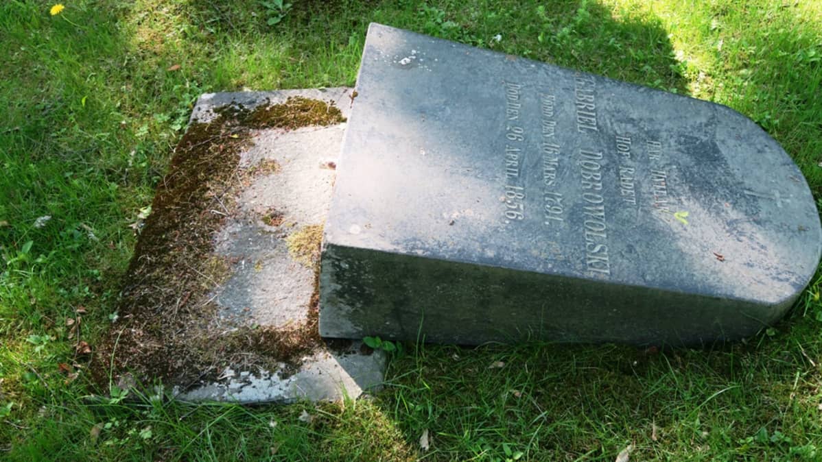 kaadettu hautakivi