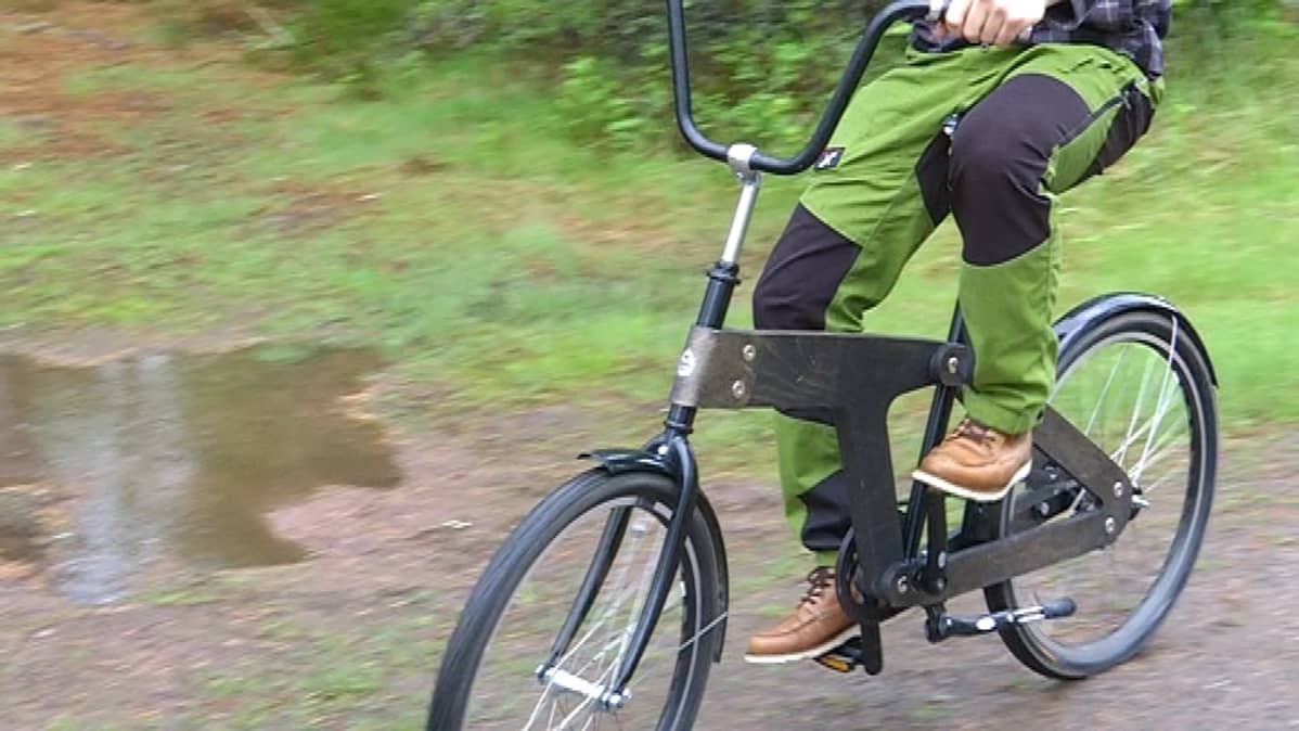 Puurunkoinen pyörä vauhdissa.