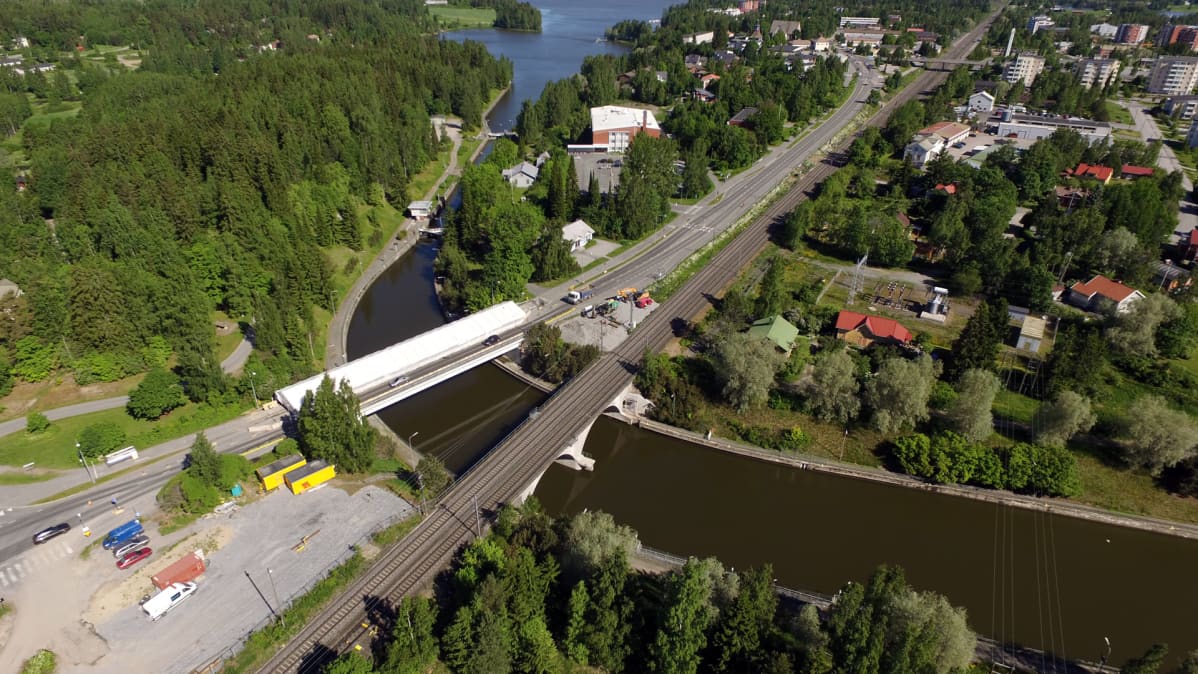 Korkealta ilmasta otettu kuva Lempäälän rautatiesillasta.