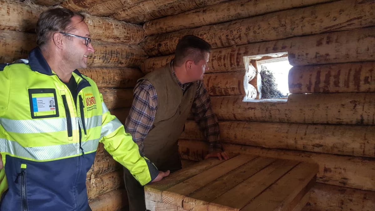 Rakennusmestari Arto Kajava (vas.) ja suunnittelija, yliluutnantti Tapio Heiskanen konekiväärikorsussa Salpalinjalla Kuusamossa.