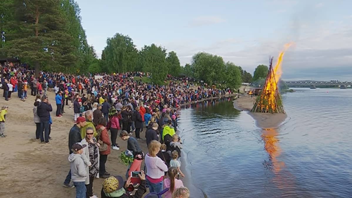 Rovaniemen juhannusjuhla Ounaskosken uimarannalla.