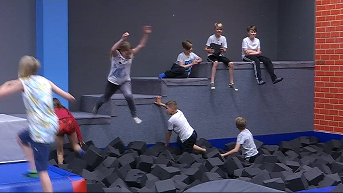 Lapset leikkivä Actionparkissa Kouvolassa.