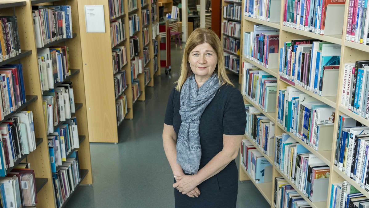 Eija Hiltunen Kajaanin ammttikorkeakoulun kirjastossa