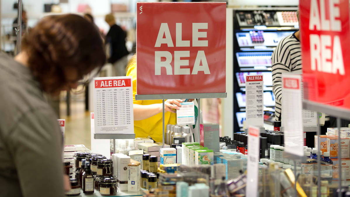 Alennusmyynnit ja kylmä kesäsää vetävät kansaa kauppakeskuksiin.