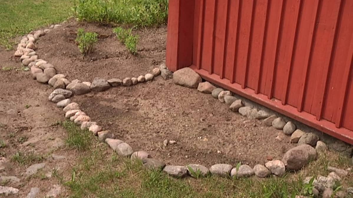 Kukkapenkki entisajan tyyliin.