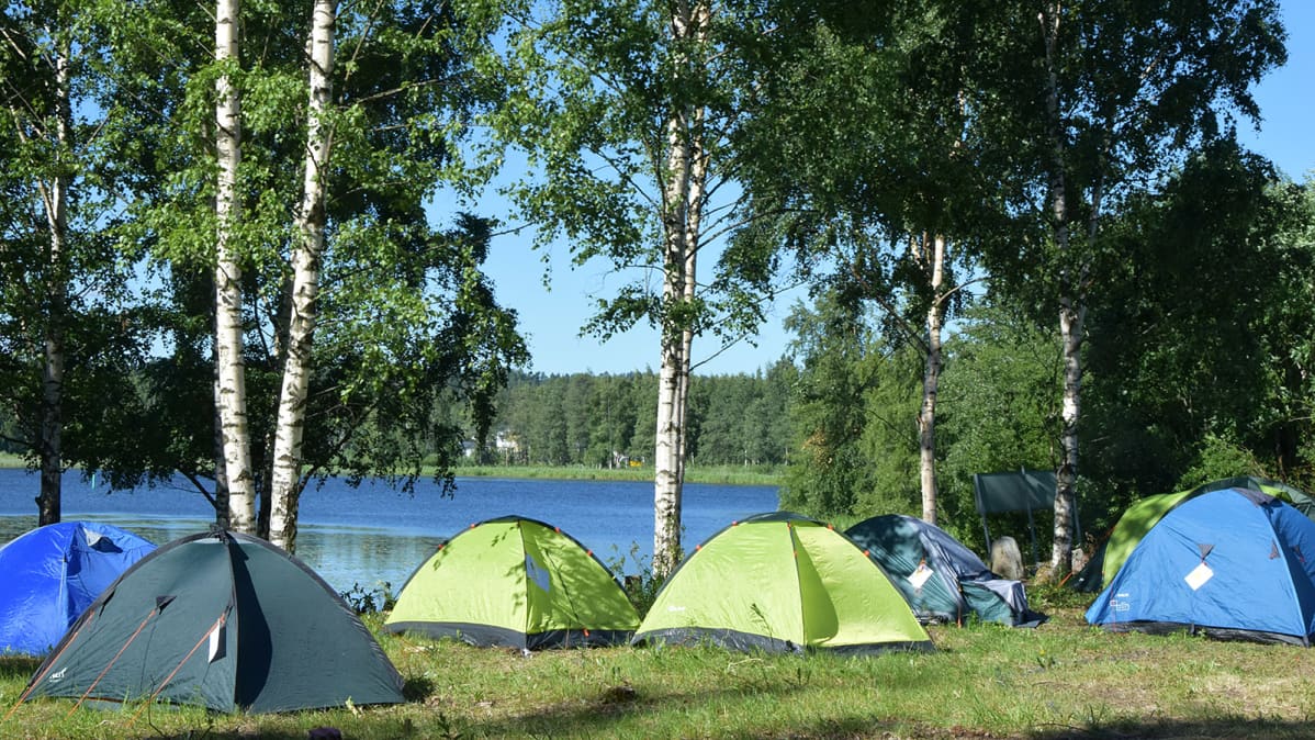 Telttoja järvimaisemassa