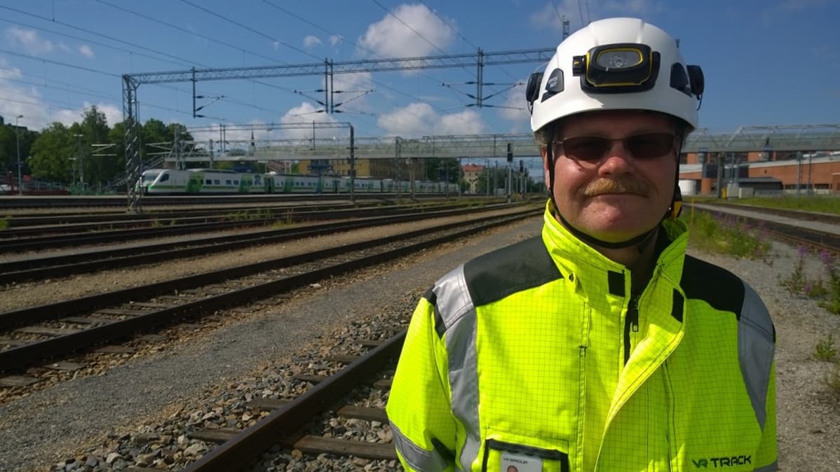 Työmaapäällikkö Timo Mäkelä Turun ratapihalla.