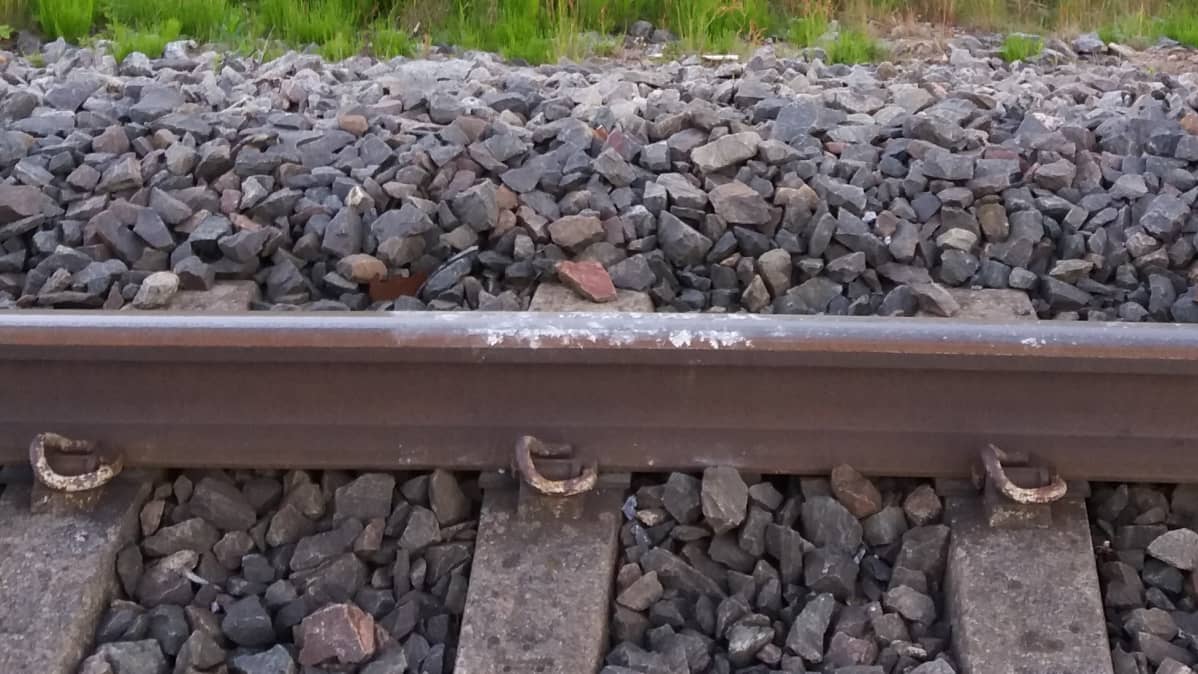 Rautatie on vaurioitunut kiskolle laitetuista kivistä.