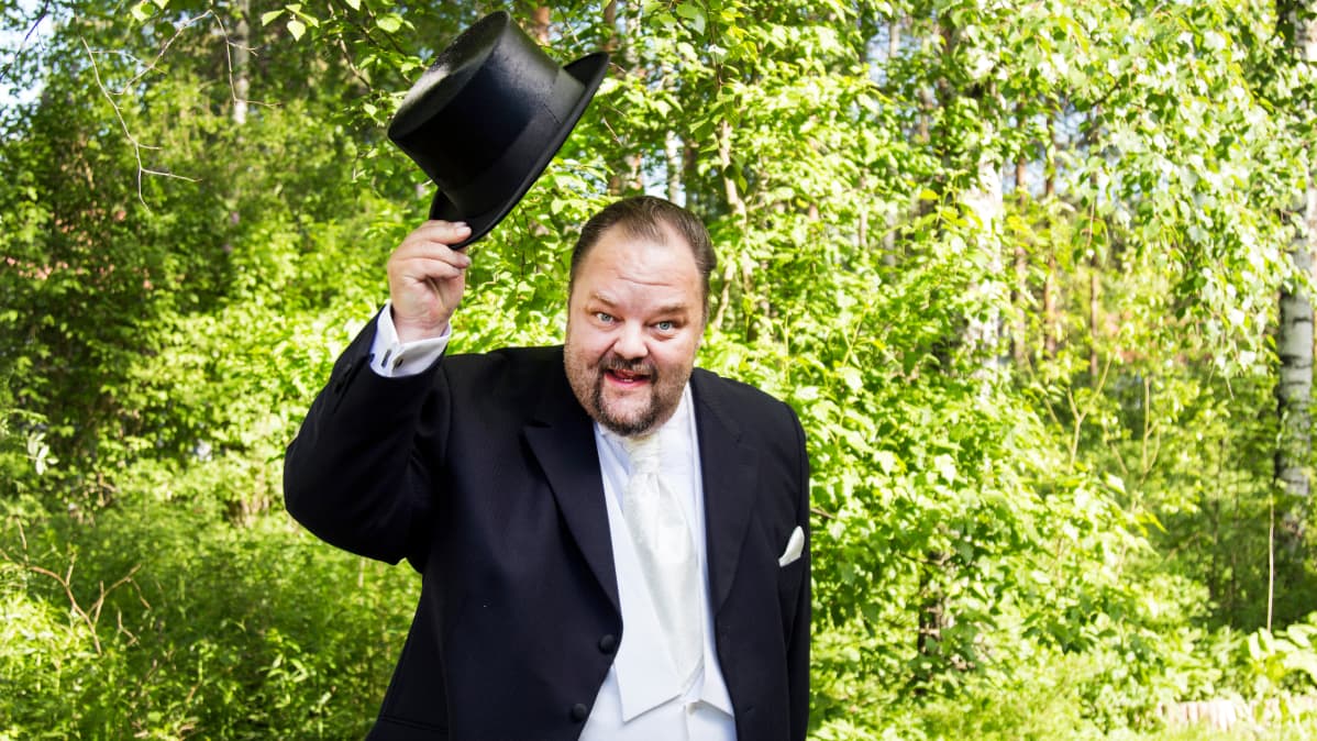 Mika Väkeväinen nostaa silinterihattua