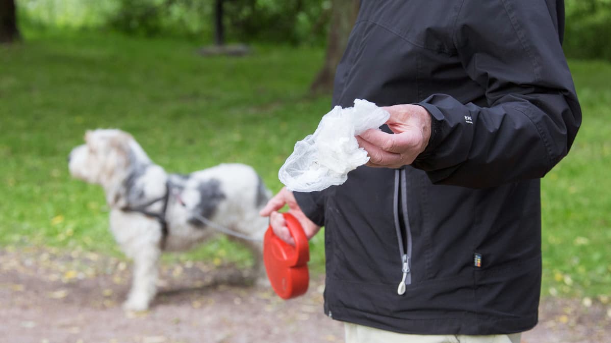 Ulkoiluttajalla on mukanaan oma jätepussi