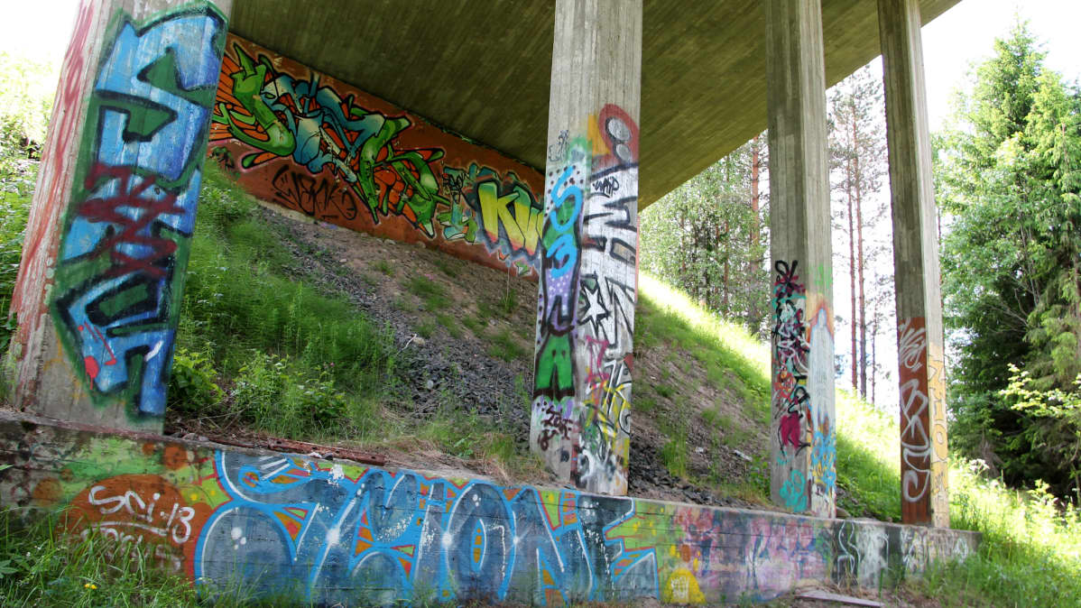 Graffitteja sillan alla