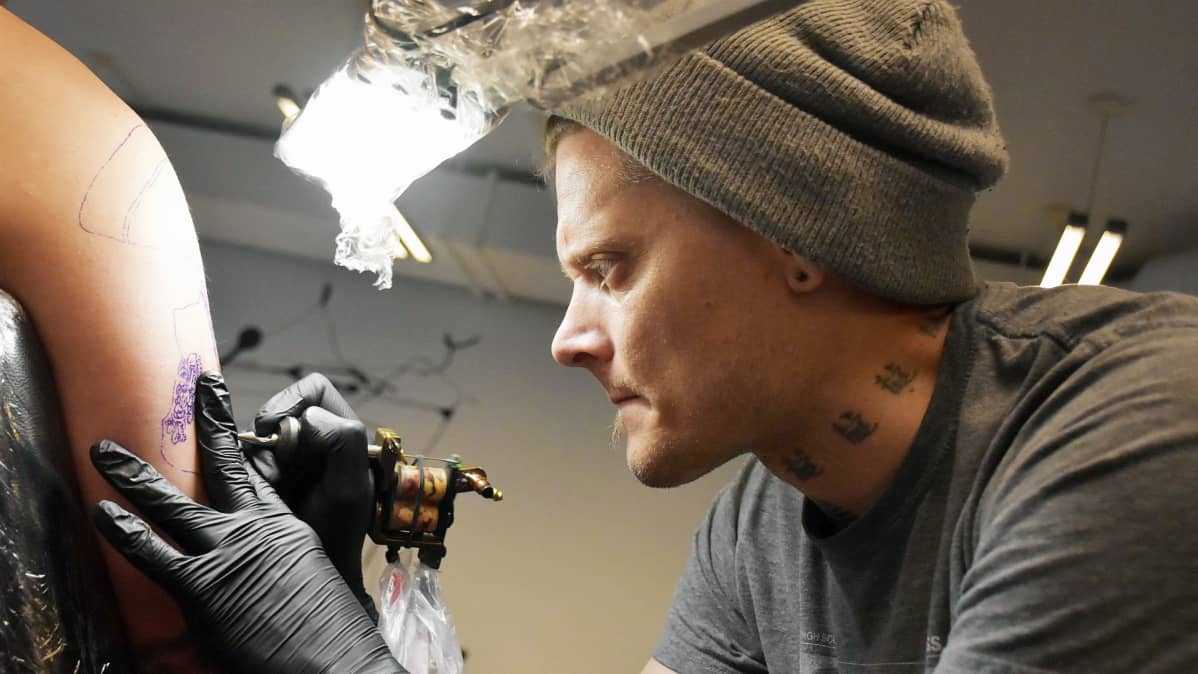 Tatuoija Lasse Sjöroos.