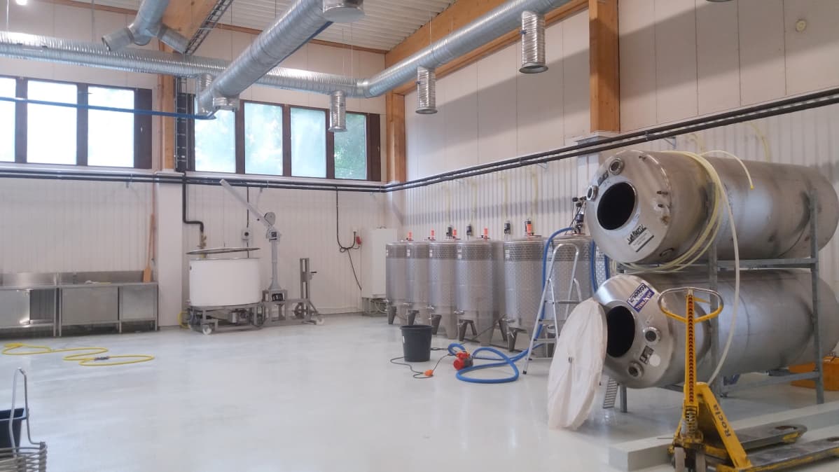 Mäntyharjulaisen Nilkko Brewingin laitteet. Valkoinen vasemmalla on oluenvalmistuslaite. Keskellä kahdeksan käymistankkia ja oikealla kaksi kypsytystankkia.