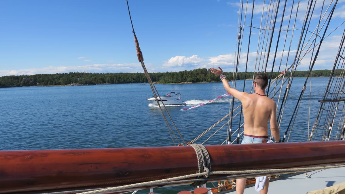 Korkeamastoinen Morgenster on upea ilmestys saariston asukkaille. Veneet kiertelevät purjealusta, ja ihmiset vilkuttavat niistä mennessään.