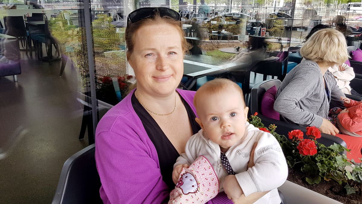 Cecilia Tryselius istuu kahvilassa puolivuotiaan Astridin kanssa.